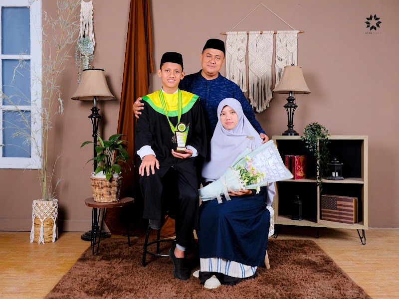 Jahit dengan Cinta: Rahasia Penjahit Ibu Pur di Jantung Cilacap